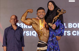 އަޒްނީން އޭނާގެ މަންމަ އުރާލައިގެން އަދި ކައިރީގައި ބައްޕަ. -- ފޮޓޯ: ސިޑިބަރި