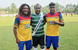 ބްރޫނޯ (މ) އާ އެކު އައްޔަ (ކ) އާއި މާސޭ ފޮޓޯއަކަށް ހުއްޓިލައިގެން.