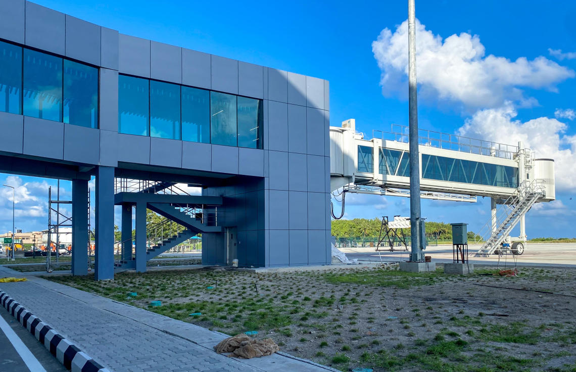 ހަނިމާދޫ އިންޓަނޭޝަނަލް އެއާޕޯޓުގެ އާ ޓާމިނަލްގެ އެއިރޯ ބްރިޖު: މިރޭ އެ އެއާޕޯޓު ރަސްމީކޮށް ހުޅުވަން ވަނީ ތައްޔާރުވެފައި.-- ފޮޓޯ: ފަޔާޒް މޫސާ | މިހާރު