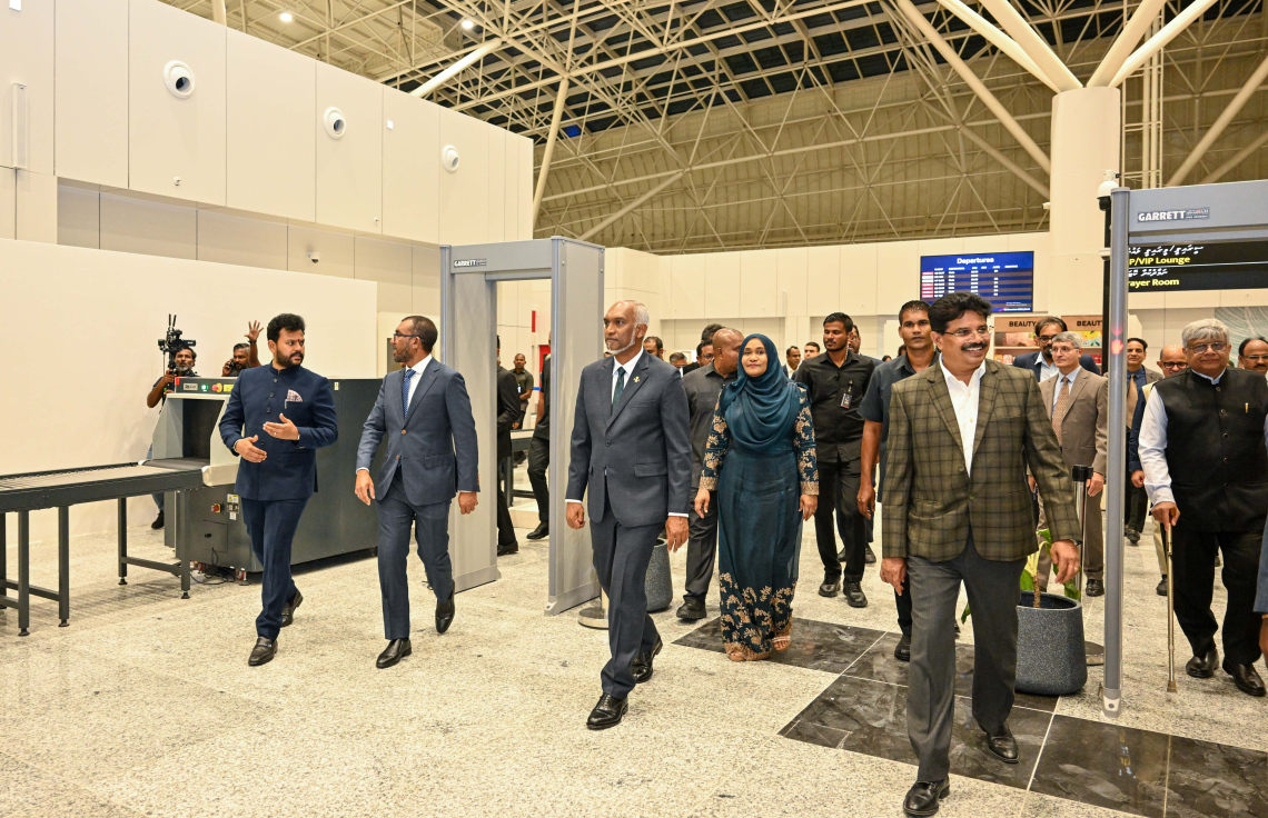 ރައީސް މުއިއްޒާއި އިންޑިއާގެ ބޮޑުވަޒީރު މޯދީގެ ހާއްސަ މަންދޫބު އެ ގައުމުގެ ސިވިލް އޭވިއޭޝަން މިނިސްޓަރު ނައިޑޫ، ހަނިމާދޫ އިންޓަނޭޝަނަލް އެއާޕޯޓް ރޭ ބައްލަވާލައްވަނީ.---ފޮޓޯ: ރައީސް އޮފީސް