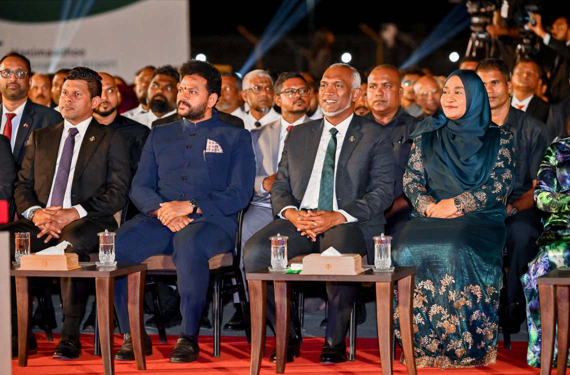 ހަނިމާދޫ އިންޓަނޭޝަނަލް އެއާޕޯޓު އަލުން ތަރައްގީކޮށް ހުޅުވުމަށް ބޭއްވި ރަސްމިއްޔާތުގައި ރައީސް މުއިއްޒުގެ ދެކަނބަލުން ބައިވެރިވެވަޑައިގަންނަވަނީ.--- ފޮޓޯ: ނިޝާން އަލީ | މިހާރު