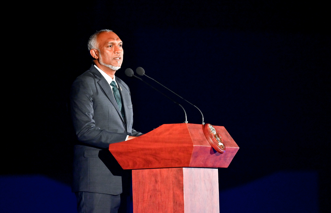 ހަނިމާދޫ އިންޓަނޭޝަނަލް އެެއާޕޯޓް އަލުން ތަރައްގީކޮށް، ރަސްމީކޮށް ހުޅުވުމަށް އެ އެއާޕޯޓުގައި ބޭއްވި ރަސްމިއްޔާތުގައި ރައީސް މުއިއްޒު ވާހަކަފުޅު ދައްކަވަނީ.--- ފޮޓޯ: ނިޝާން އަލީ | މިހާރު