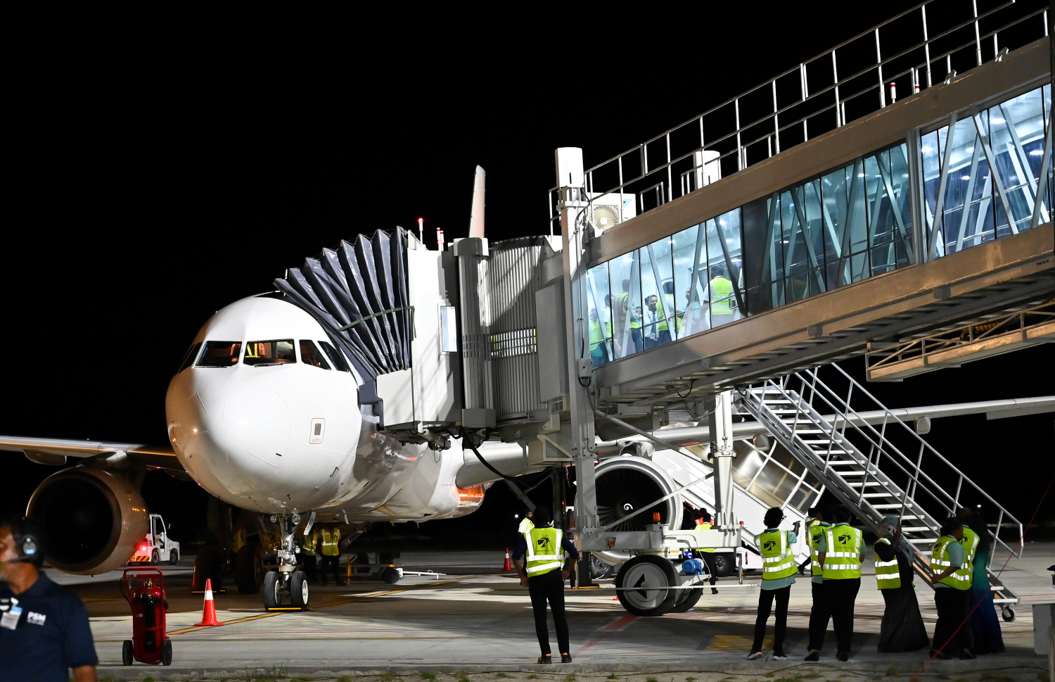 ހަނިމާދޫ އިންޓަނޭޝަނަލް އެެއާޕޯޓްގެ އެއިރޯ ބްރިޖް ބޭނުންކުރަނީ: އެ އެއާޕޯޓް ތަރައްގީކޮށް މިރޭ ވަނީ ހުޅުވައިފައި.-- ފޮޓޯ: ނިޝާން އަލީ | މިހާރު