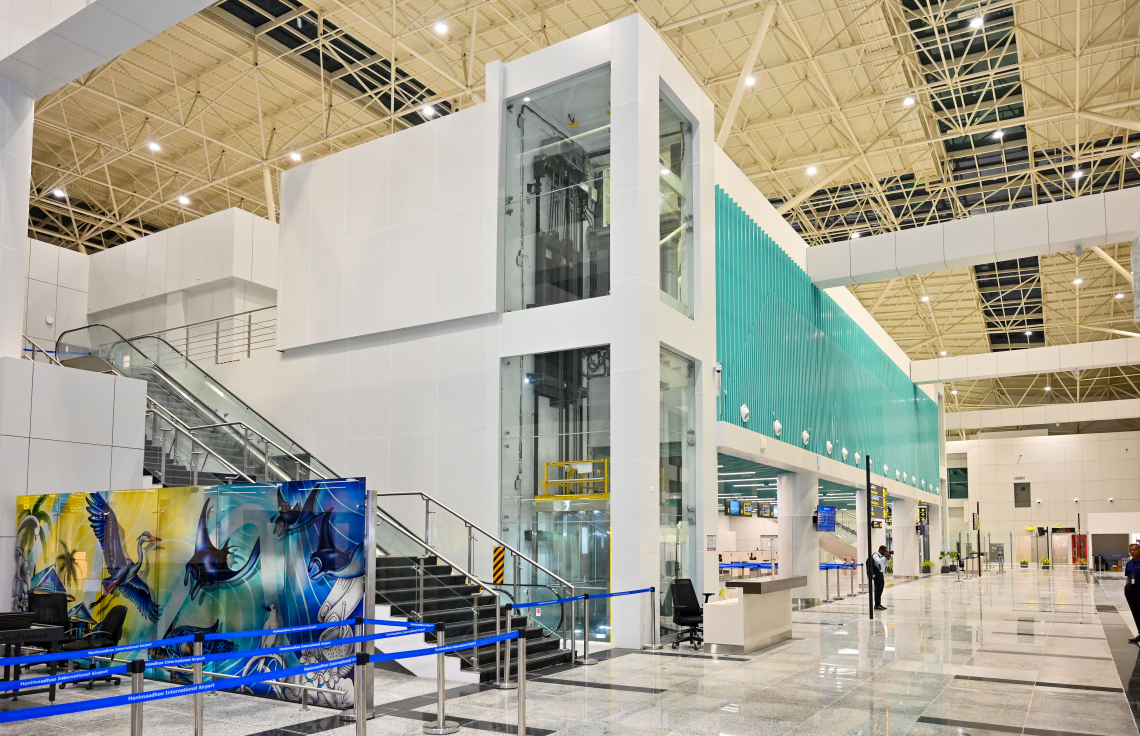 ހަނިމާދޫ އިންޓަނޭޝަނަލް އެެއާޕޯޓްގެ އެތެރެ: ރާއްޖޭގެ ގުދުރަތީ ރީތިކަމާއި ދިވެހިންގެ އުޅުމާއި ސަގާފަތް ދައްކުވައިދޭ ގޮތަށް ފަރުމާ ކުރުމަށް ހާއްސަ އިސްކަމެއް ދީފައިވޭ.---ފޮޓޯ: ނިޝާން އަލީ| މިހާރު