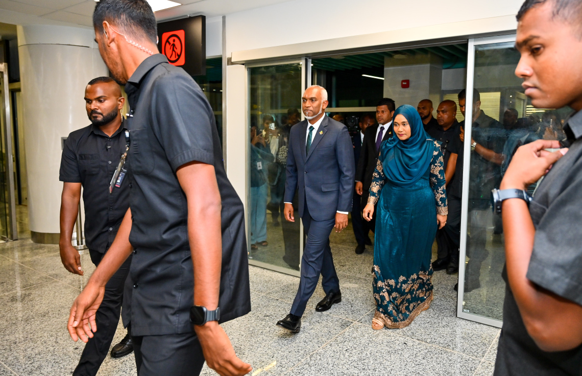 ހަނިމާދޫ އިންޓަނޭޝަނަލް އެެއާޕޯޓް ތަރައްގީކޮށް ހުޅުވުމަށް ބޭއްވި ރަސްމިއްޔާތަށް ރައީސް ޑރ. މުހައްމަދު މުއިއްޒުގެ ދެކަނބަލުން ވަޑައިގަންނަވަނީ.-- ފޮޓޯ: ނިޝާން އަލީ | މިހާރު