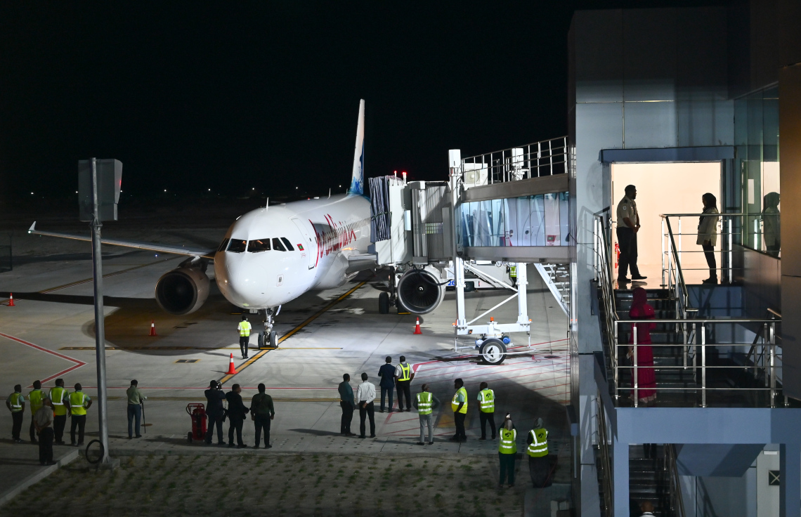 ހަނިމާދޫ އިންޓަނޭޝަނަލް އެެއާޕޯޓްގެ އެއިރޯ ބްރިޖް ބޭނުންކުރަނީ: މިއީ ވެލާނާ އިންޓަނޭޝަނަލް އެއާޕޯޓު ފިޔަވައި ރާއްޖޭގެ އެހެން އެއާޕޯޓެއްގައި އެއިރޯ ބްރިޖު ބޭނުންކުރަން ފެށި ފުރަތަމަ އެއާޕޯޓް.---ފޮޓޯ: ނިޝާން އަލީ| މިހާރު