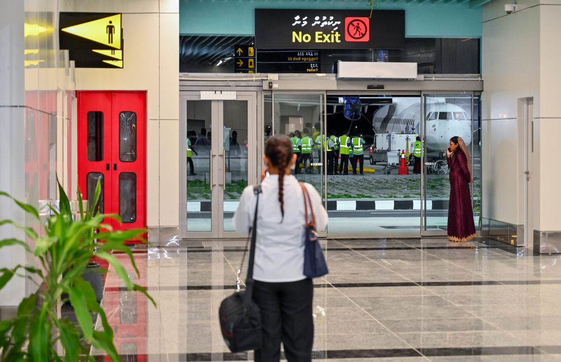 ހަނިމާދޫ އިންޓަނޭޝަނަލް އެެއާޕޯޓްގެ އެތެރެ: މި އެއާޕޯޓު އަލުން ތަރައްގީ ކުރިއިރު 2.7 ކިލޯމީޓާރުގެ އާ ރަންވޭއަކާއި އަހަރަކު 1.3 މިލިއަން ފަސިންޖަރުންނަށް ހިދުމަތް ދެވޭ އާ ޓާމިނަލަކާއި އެއިރޯ ބްރިޖަކާއި ޑިއުޓީ ފްރީ އާއި ލައުންޖާއި އާ އެއާ ޓްރެފިކް ކޮންޓްރޯލް ޓަވަރަކާއި ކާގޯ އިމާރާތަކާއި ފިއުލް ފާމެއްގެ އިތުރުން ސީޕްލޭނަށް ހިދުމަތް ދެވޭނެ ޖެޓީ ވެސް ވަނީ ހަދާފައި.---ފޮޓޯ: ނިޝާން އަލީ| މިހާރު