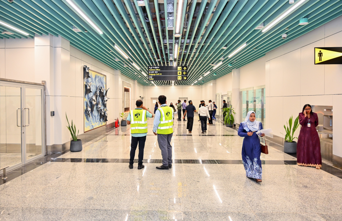 ހަނިމާދޫ އިންޓަނޭޝަނަލް އެެއާޕޯޓްގެ އެތެރެ: މިއީ އިންޑިއާގެ އެގްޒިމް ބޭންކުން ދީފައިވާ 800 މިލިއަން ޑޮލަރުގެ ލައިން އޮފް ކްރެޑިޓްގެ ދަށުން 136 މިލިއަން ޑޮލަރު (ދެ ބިލިއަން ރުފިޔާ) ހަރަދު ކޮށްގެން ހެދި އެންމެ ޒަމާނީ އެއާޕޯޓެއް.---ފޮޓޯ: ނިޝާން އަލީ| މިހާރު