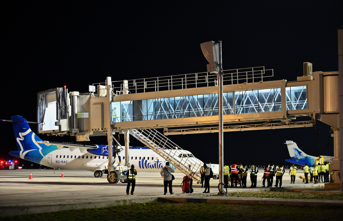 ހަނިމާދޫ އިންޓަނޭޝަނަލް އެެއާޕޯޓްގެ އެއިރޯ ބްރިޖް ބޭނުންކުރަނީ: މިއީ ވެލާނާ އިންޓަނޭޝަނަލް އެއާޕޯޓު ފިޔަވައި ރާއްޖޭގެ އެހެން އެއާޕޯޓެއްގައި އެއިރޯ ބްރިޖު ބޭނުންކުރަން ފެށި ފުރަތަމަ އެއާޕޯޓް.---ފޮޓޯ: ނިޝާން އަލީ| މިހާރު