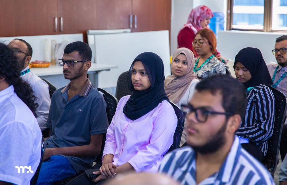 އެޕްރެންޓިސް ޕްރޮގްރާމުގެ ބައެއް ބައިވެރިން.