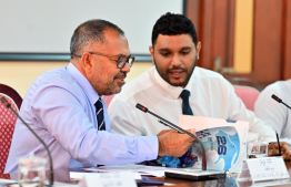 ރައްޔިތުންގެ މަޖިލީހުގެ ބަޖެޓު ދިރާސާ ކޮމިޓީއަށް ފިނޭންސް މިނިސްޓަރު ޒަމީރު މައުލޫމާތު ދެއްވަނީ. --ފޮޓޯ: ނިޝާން އަލީ | މިހާރު