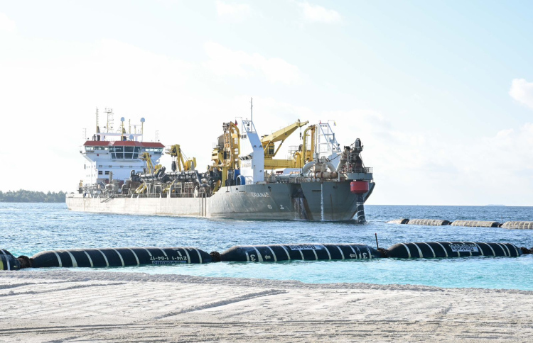 ހުޅުމާލެ ފޭސް ތިނެއް ހިއްކުމުގެ މަސައްކަތް މެދުކެނޑިފައި އޮތުމަށް ފަހު، މިއަދު އަލުން ފަށައިގެން ކުރިއަށް ގެންދަނީ.---ފޮޓޯ: ރައީސް އޮފީސް