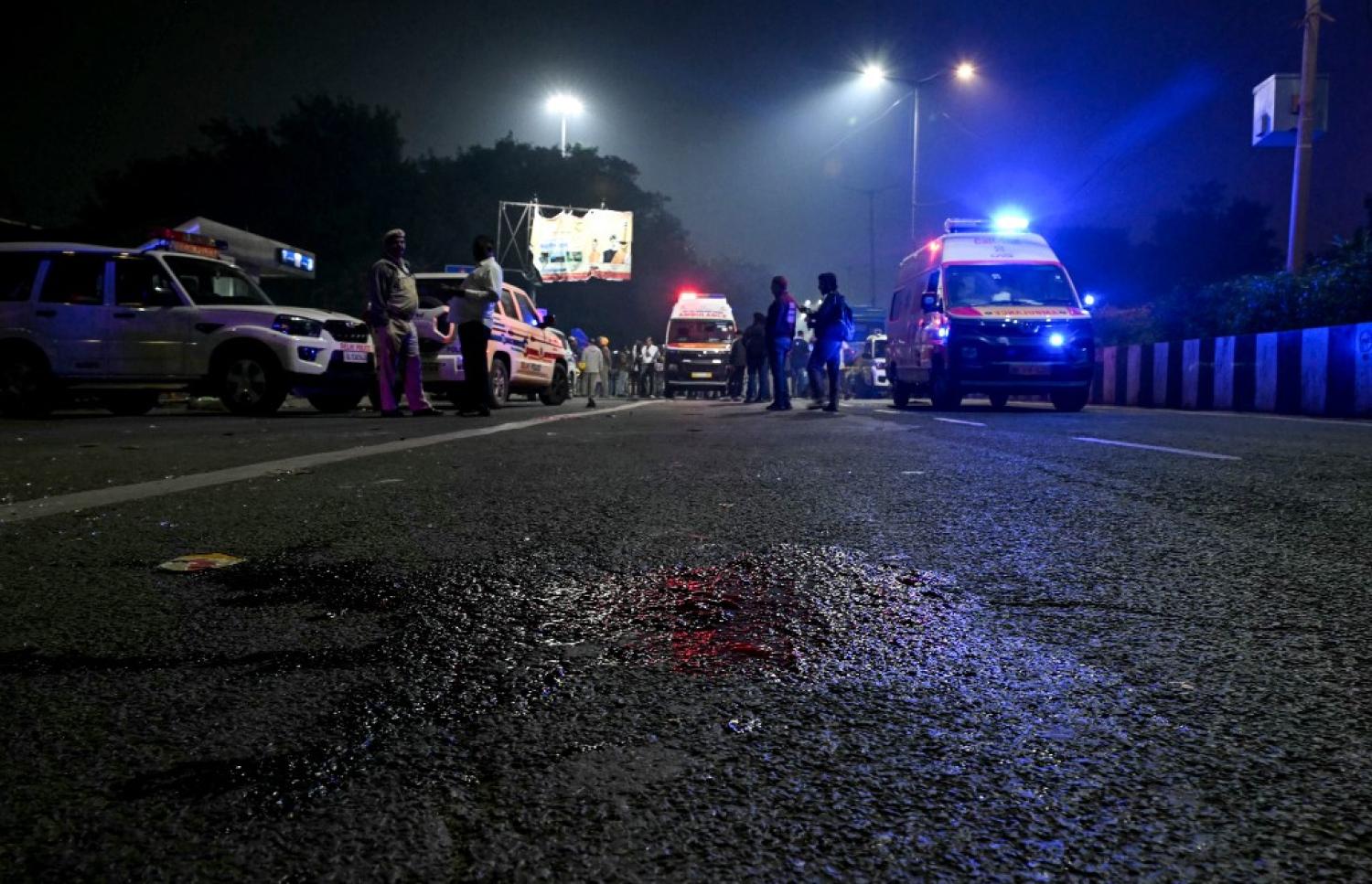 އިންޑިއާގެ ނިއު ދިއްލީގައި މިރޭ ކާރެއް ގޮވި ސަރަހައްދުގެ މަގުމަތީގައި ލޭ: މި ގޮވުމުގެ ސަބަބެއް އަދި ނޭނގޭ. -- ފޮޓޯ: އޭއެފްޕީ