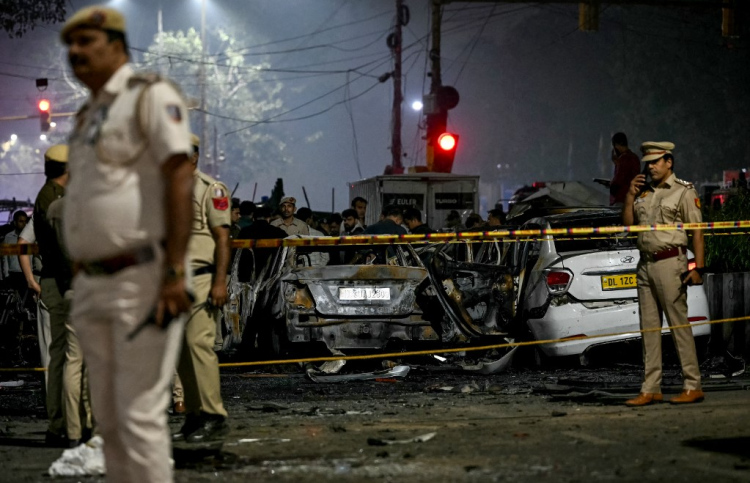 ދިއްލީގައި ކާރު ގޮއްވާލީ އަމިއްލައަށް މަރުވެގެން!