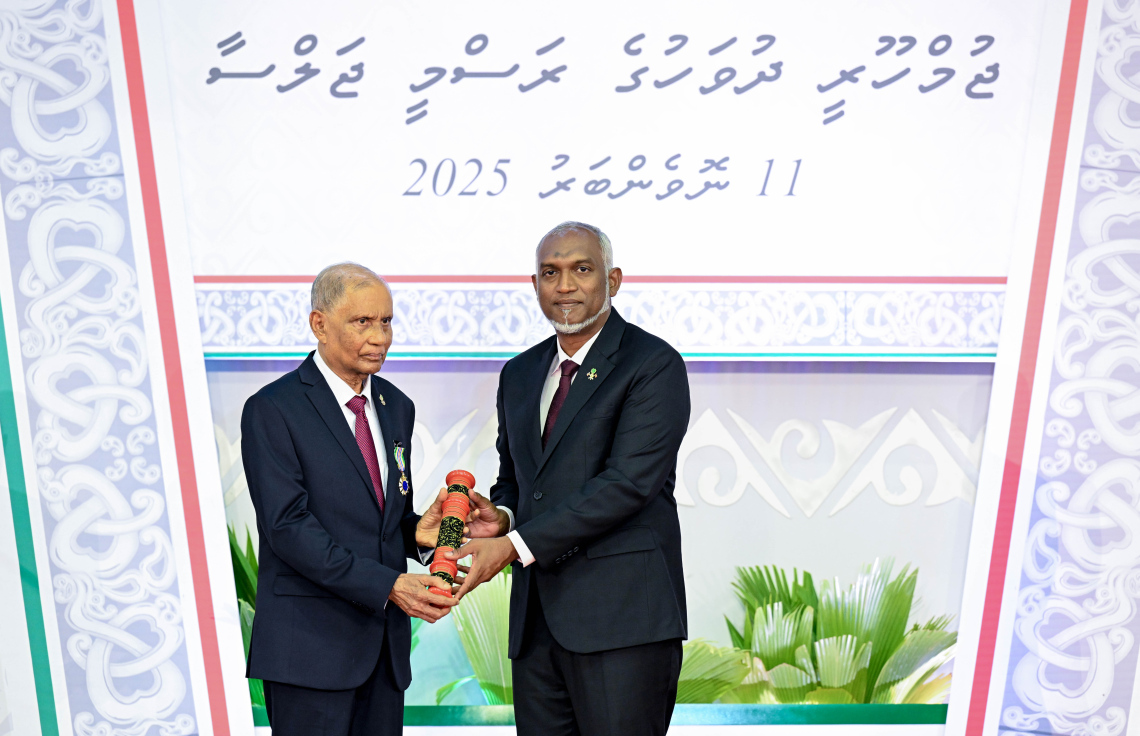 ދިވެހި ދައުލަތުގެ އިއްޒަތް ޑިމްސް ސޯލިހަށް