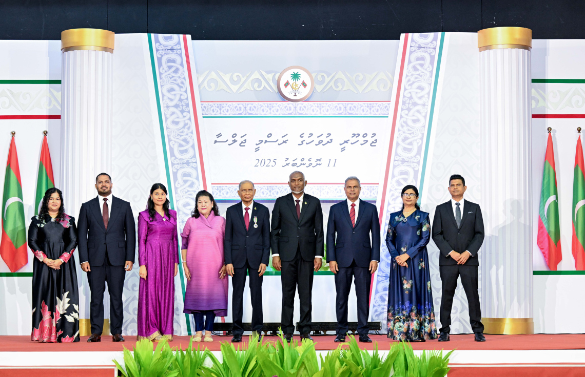 ދިވެހި ދައުލަތުގެ އިއްޒަތުގެ ޝަރަފު ދަމާސްގެ ވެރިޔާ ސޯލިހަށް މިއަދު އެރުވުމަށް ފަހު، އޭނާ އާއި އާއިލާގެ ބައެއް ބޭފުޅުން ރައީސް މުއިއްޒާ އެކު ފޮޓޯއެއް ނަންގަވަނީ.---ފޮޓޯ: ރައީސް އޮފީސް