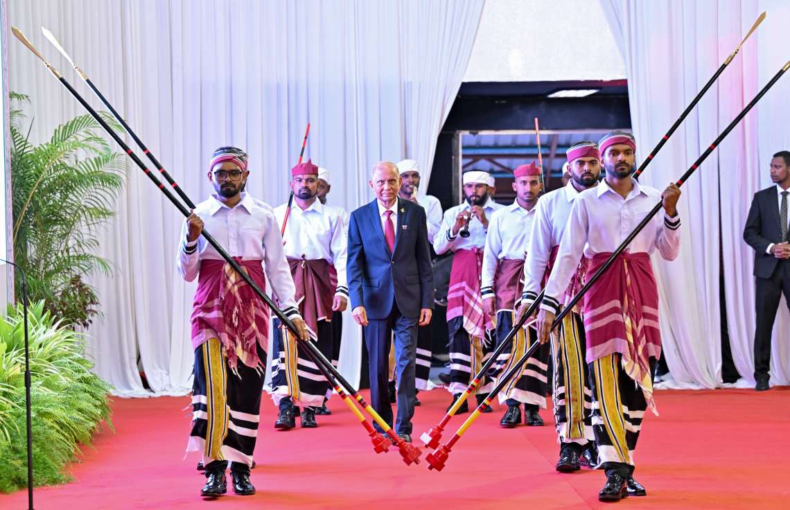 ދިވެހި ދައުލަތުގެ އިއްޒަތުގެ ޝަރަފާ ހަވާލުވެވަޑައިގަތުމަށް ދަމާސްގެ ވެރިޔާ ސޯލިހު ރަސްމީ އިއްޒަތުގައި ސްޓޭޖަށް ވަޑައިގަންނަވަނީ---ފޮޓޯ: ރައީސް އޮފީސް