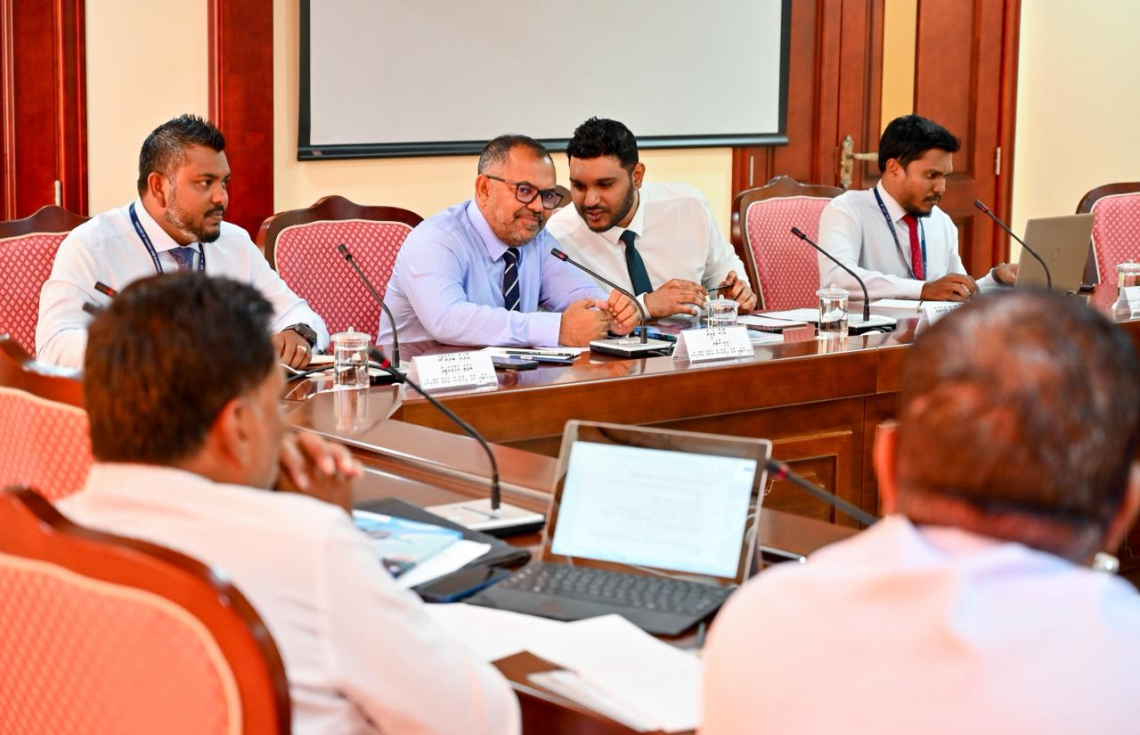 އަންނަ އަހަރަށް ލަފާކުރާ ބަޖެޓާ ގުޅޭ ގޮތުން މައުލޫމާތު ދިނުމަށް މިނިސްޓަރު ޒަމީރާއި ފިނޭންސް މިނިސްޓްރީގެ ބައެއް މުވައްޒަފުން --- މިހާރު ފޮޓޯ/ނިޝާން އަލީ