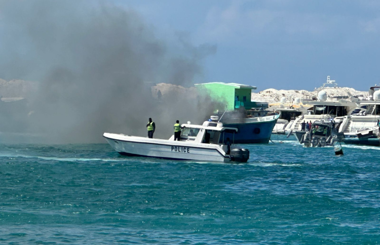 ހުޅުމާލެ ފަޅުތެރޭ އަޅާފައި އޮތް ދޯންޏެއް ރޯވެއްޖެ