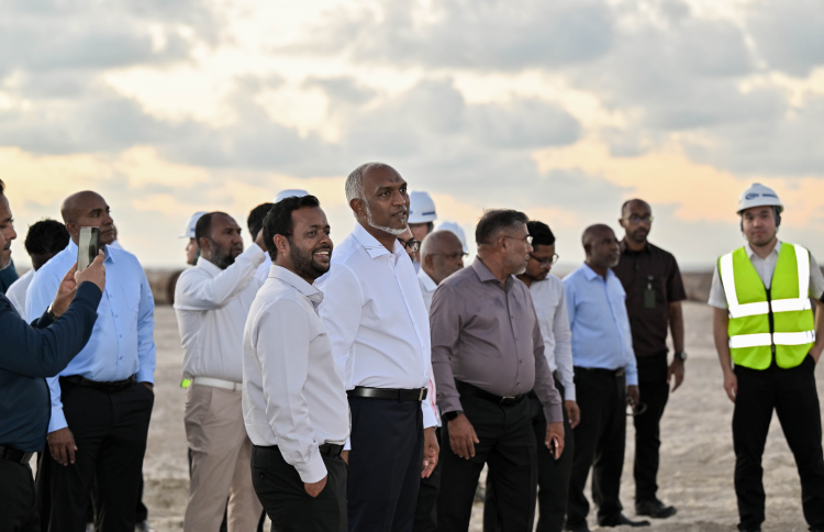 ރަސްމާލެ ހިއްކުމުގެ މަޝްރޫއު ރައީސް ޑރ. މުހައްމަދު މުއިއްޒާއި ހައުސިން މިނިސްޓަރު ޑރ. އަބްދުﷲ މުއްތަލިބު ބައްލަވާލައްވަނީ: މި ސަރުކާރުގެ ބޯހިޔާވަހިކަމުގެ ސިޔާސަތު އިއުލާންކޮށްފައިވާ އިރު، ފްލެޓާއި ގޯއްޗަށް އަންނަ ޖެނުއަރީގައި ހުޅުވާލާނެ. -- ފޮޓޯ | މިހާރު