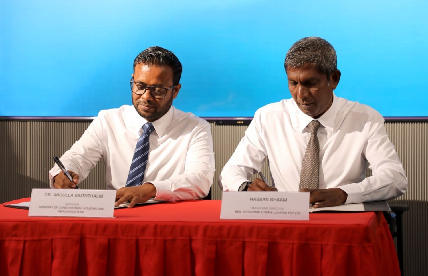 އަގު ހެޔޮކޮށް ވިއްކާ ފްލެޓް އަޅަން ސަރުކާރުން ބީއެމްއެލްއަށް ބިން ހަވާލުކުރުމަށް ބޭއްވި ރަސްމިއްޔާތު.-- ފޮޓޯ: ބީއެމްއެލް