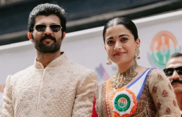 ދެކުނު އިންޑިއާގެ މަޝްހޫރު ތަރިން ކަމަށްވާ ވިޖޭ ދެވަރަކޮންޑާ އާއި ރަޝްމިކާ މަންދަންނާ.