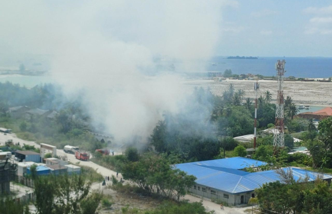 ފަރުކޮޅުފުށީގައި ހުރި އިމާރާތެއްގައި ރޯވެ ދުން އަރަނީ