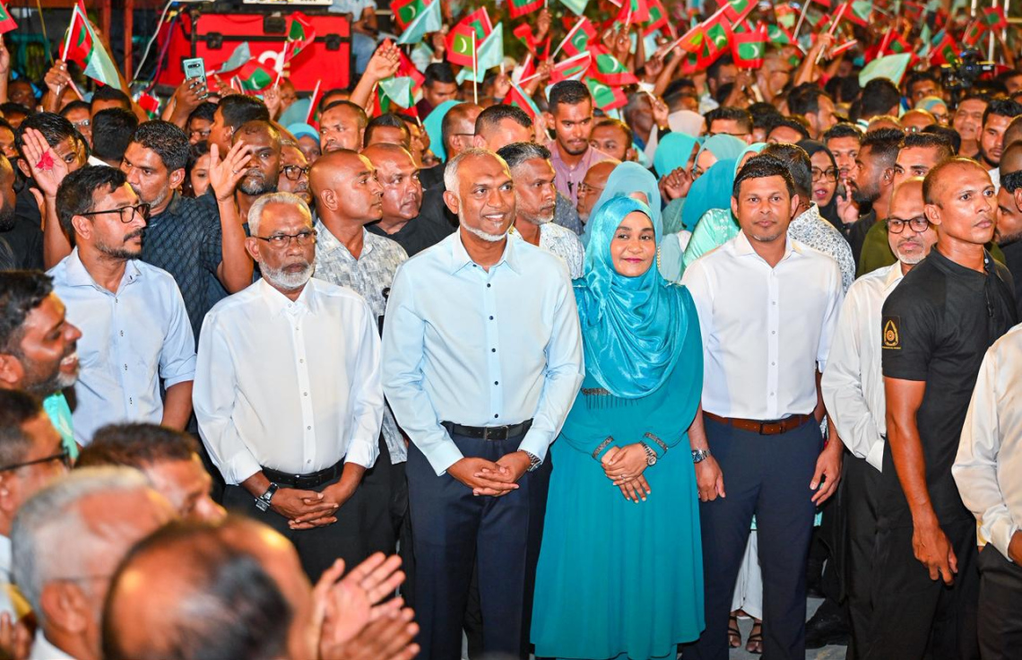 ޕީއެންސީން މިރޭ ބާއްވާ ޖަލްސާގައި ރައިސް ޑރ. މުހައްމަދު މުއިއްޒާއި އަނބިކަނބަލުން ސާޖިދާ މުހައްމަދާއި ނައިބް ރައީސް ހުސެއިން މުހައްމަދު ލަތީފްގެ އިތުރުން ދައުލަތުގެ އިސްވެރިން ބައިވެރިވެވަޑައިގަންނަވަނީ-- ފޮޓޯ: ފަޔާޒު މޫސާ | މިހާރު