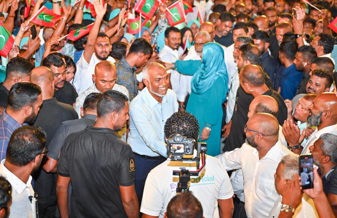 ޕީއެންސީން މިރޭ ބާއްވާ ޖަލްސާގައި ބައިވެރިވެވަޑައިގަތުމަށް ރައީސް އެ ސަރަހައްދަށް ވަޑަައިގެން ސަޕޯޓަރުންނާ ސަލާމް ކުރައްވަނީ.--