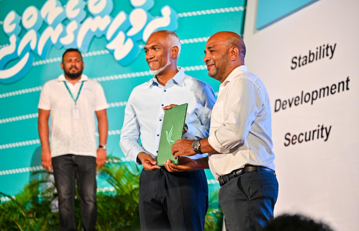 Islam dheenuge hudhoodhun beyrun hiyaalu faalhu kuran beynunvaa meehun dhaanvee ehen gaumakah: Raees