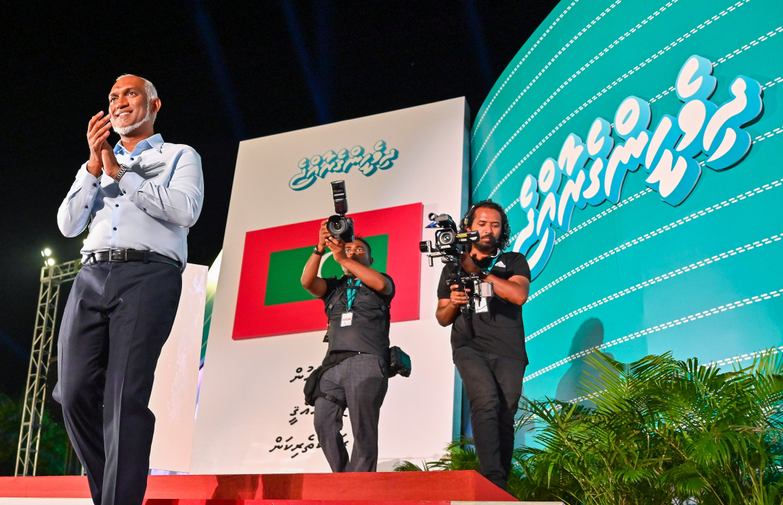 ޕީއެންސީން ބޭއްވި ބޮޑު ޖަލްސާގައި ވާހަކަފުޅު ދެއްކެވުމަށް ފަހު، ރައީސް އަދި އެ ޕާޓީގެ ރައީސް މުއިއްޒު ސަޕޯޓަރުންނަށް ޝުކުރު އަދާކުރެއްވުމުގެ ގޮތުން އަތް ޖައްސަވަނީ.--- ފޮޓޯ: ފަޔާޒު މޫސާ | މިހާރު