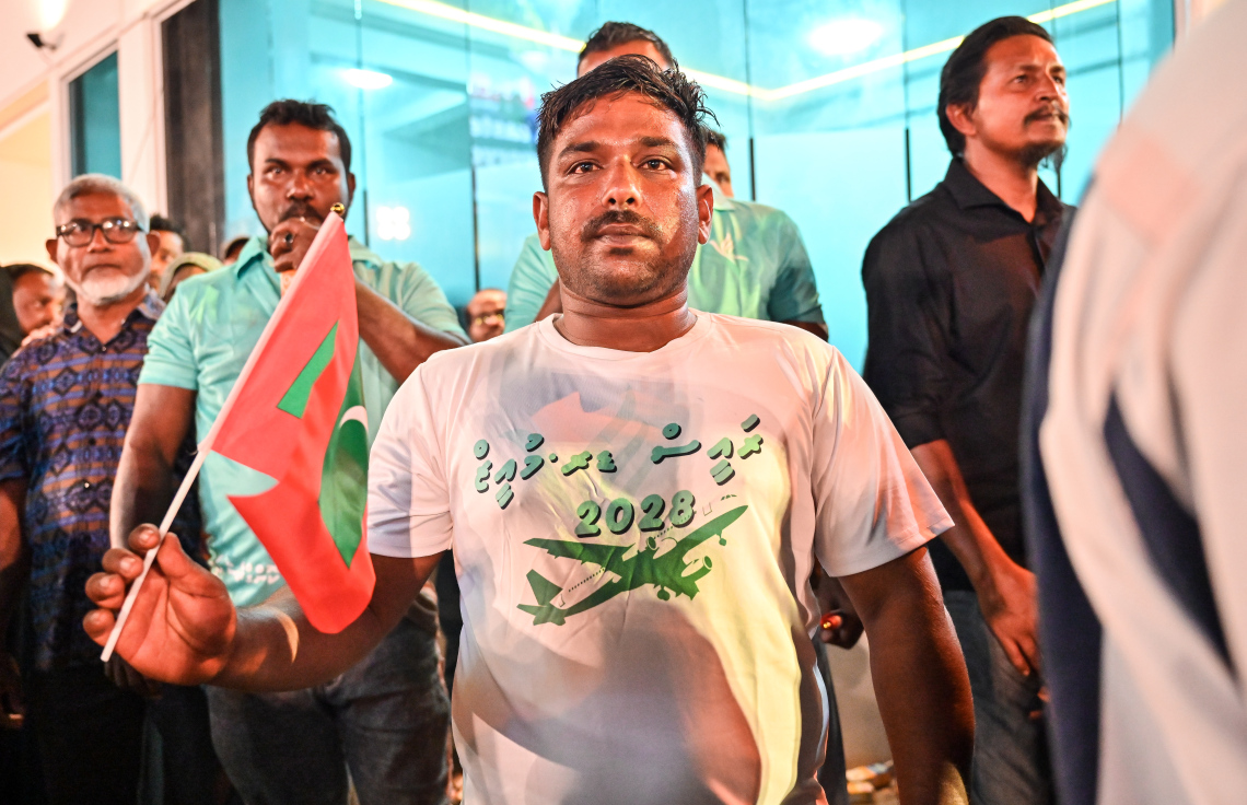 ސަރުކާރު ހިންގާ ޕާޓީ، ޕީއެންސީން މާލޭގެ އާޓިފިޝަލް ބީޗު ސަރަހައްދުގައި ބޭއްވި ބޮޑު ޖަލްސާ އަށް ދިޔަ ބައެއް މީހުން.--- ފޮޓޯ: ފަޔާޒު މޫސާ | މިހާރު