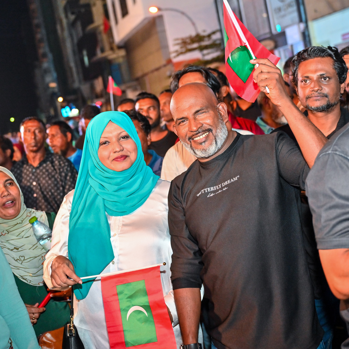 ސަރުކާރު ހިންގާ ޕާޓީ، ޕީއެންސީން މާލޭގެ އާޓިފިޝަލް ބީޗު ސަރަހައްދުގައި ބޭއްވި ބޮޑު ޖަލްސާ އަށް ދިޔަ ބައެއް މީހުން.--- ފޮޓޯ: ފަޔާޒު މޫސާ | މިހާރު