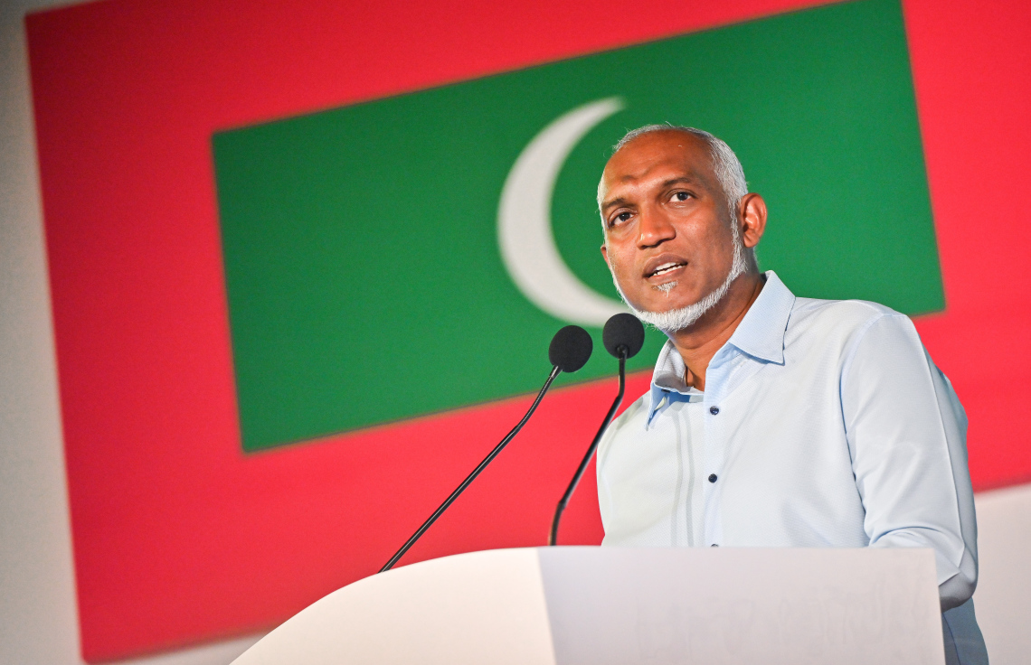 ޕީއެންސީން ބޭއްވި ބޮޑު ޖަލްސާގައި ރައީސް އަދި އެ ޕާޓީގެ ރައީސް މުއިއްޒު ވާހަކަފުޅު ދައްކަވަނީ.--- ފޮޓޯ: ފަޔާޒު މޫސާ | މިހާރު