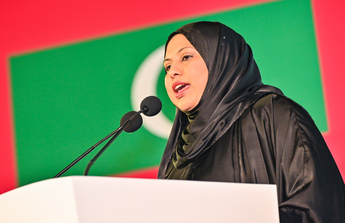 ޕީއެންސީގެ ބޮޑު ޖަލްސާގައި ރައީސް އޮފީހުގެ ތަރުޖަމާން އަދި އެންސްޕޯގެ ސީއީއޯ ހީނާ ވަލީދު ވާހަކަ ދައްކަވަނީ.--- ފޮޓޯ: ފަޔާޒު މޫސާ | މިހާރު