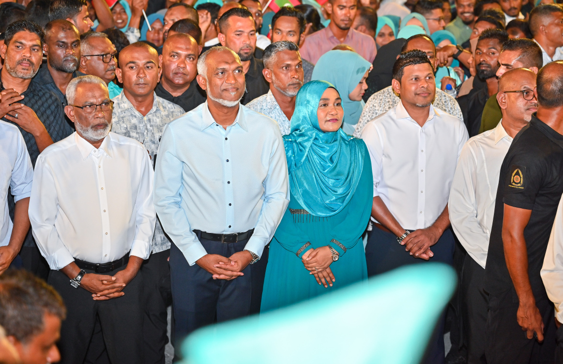ރައީސް ޑރ. މުހައްމަދު މުއިއްޒުގެ ދެކަނބަލުންނާއި ނައިބު ރައީސް ހުސައިން މުހައްމަދު ލަތީފާއި ރައްޔިތުންގެ މަޖިލިހުގެ ރައީސް އަބްދުއްރަހީމް އަބްދުﷲ އަދި މަޖިލިހުގެ ނައިބު ރައީސް އަހުމަދު ނާޒިމް ޕީއެންސީގެ ބޮޑު ޖަލްސާގައި ބައިވެރިވެވަޑައިގަންނަވަނީ.--- ފޮޓޯ: ފަޔާޒު މޫސާ | މިހާރު