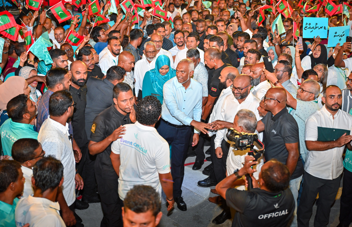 ޕީއެންސީން ބޭއްވި ބޮޑު ޖަލްސާ އަށް ރައީސް އަދި އެ ޕާޓީގެ ރައީސް ޑރ. މުހައްމަދު މުއިއްޒު ވަޑައިގެން ސަޕޯޓަރުންނާ ސަލާން ކުރައްވަނީ.--- ފޮޓޯ: ފަޔާޒު މޫސާ | މިހާރު