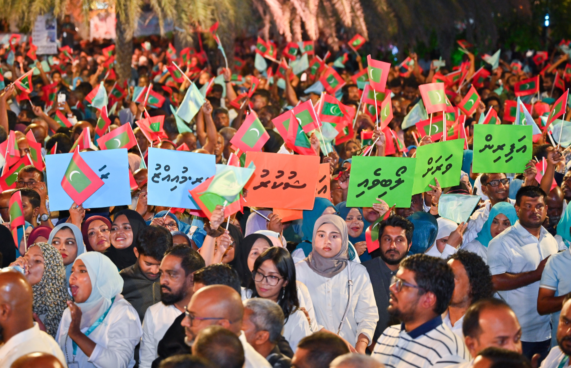 ސަރުކާރު ހިންގާ ޕާޓީ، ޕީއެންސީން މާލޭގެ އާޓިފިޝަލް ބީޗު ސަރަހައްދުގައި ބޭއްވި ބޮޑު ޖަލްސާގައި ބައިވެރިވި ގިނަ އަދަދެއްގެ ބަޔަކު ގައުމީ ދިދަ އާއި އެ ޕާޓީގެ ދިދަ ހިފައިގެން ތިބެ، ރައީސް މުއިއްޒަށް އޮތް ތާއީދު ހާމަކުރަނީ.--- ފޮޓޯ: ފަޔާޒު މޫސާ | މިހާރު