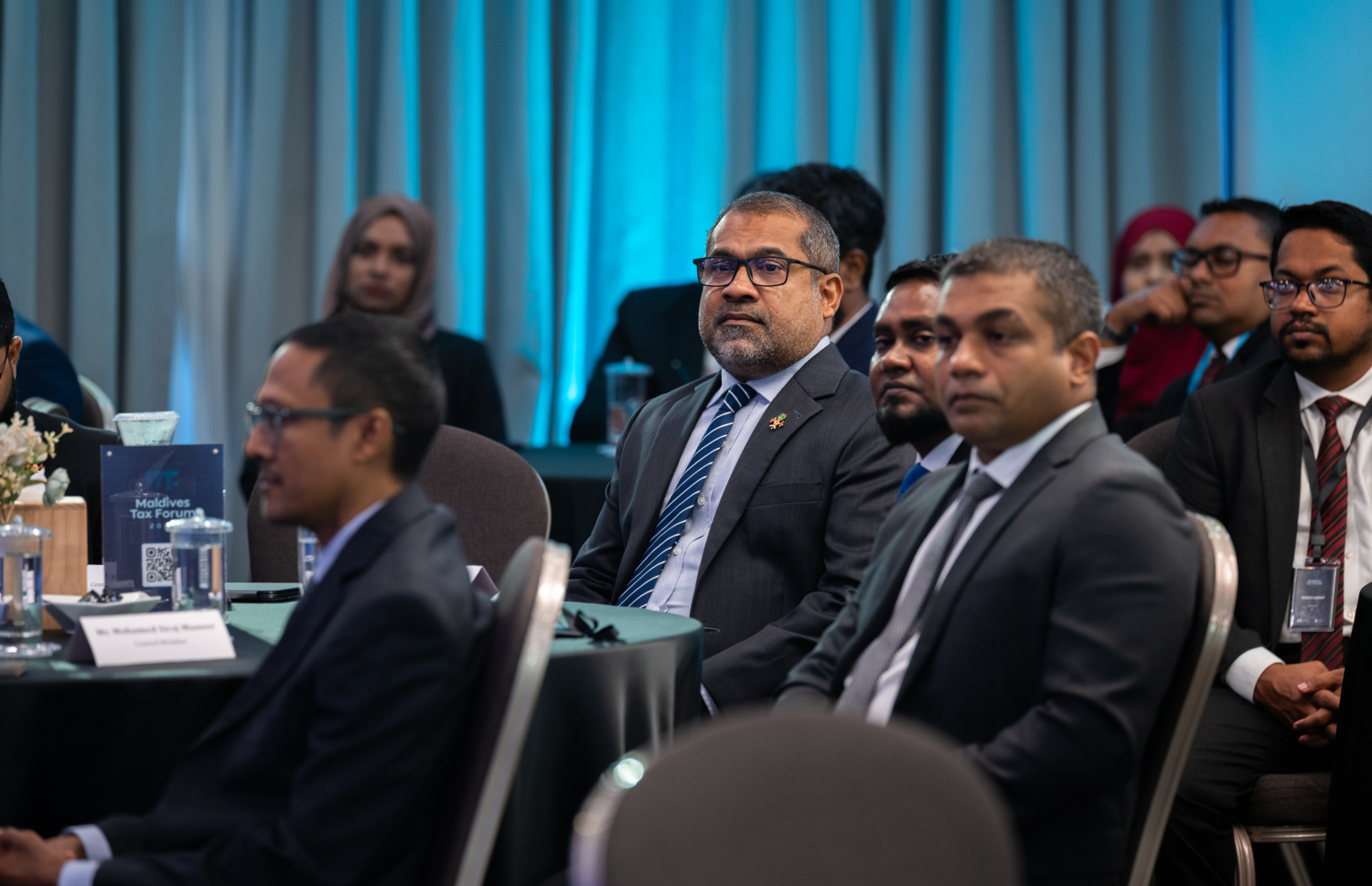 މިއަދު ބޭއްވި ޓެކްސް ފޯރަމްގެ ޝަރަފުވެރި މެހުމާން ފޮރިން މިނިސްޓަރު ހަލީލް އަދި ސީއޭ މޯލްޑިވްސްގެ އިސް ބައެއް ވެރިން ފޯރަމް ހުޅުވުމުގެ ރަސްމިއްޔާތުގައި ބައިވެރިވެވަޑައިގަންނަވަނީ.---ފޮޓޯ: ނިޝާން އަލީ| މިހާރު