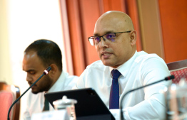 ކޮމިޝަނާ ޖެނެރަލް އޮފް ޓެކްސޭޝަން ޒަރީރު ބަޖެޓް ދިރާސާކުރާ ކޮމިޓީގައި ވާހަކަ ދައްކަވަނީ: މީރާގެ މަސައްކަތުގެ މާހައުލު އޮތީ ރަނގަޅަށް ނޫން ކަމަށް އޭނާ ވިދާޅުވި --- މިހާރު ފޮޓޯ/ނިޝާން އަލީ