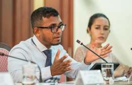 ބަޖެޓް ކޮމެޓީގައި އެމްއެމްއޭގެ ގަވަރުނަރު މުނައްވަރު ވާހަކަ ދައްކަވަނީ: އެއްފަހަރާ މުސާރަތައް ބޮޑުކުރުމުން އިންފްލޭޝަނަށް އަސަރު ކުރާނެ ކަމަށް ވިދާޅުވި --- މިހާރު ފޮޓޯ/ނިޝާން އަލީ