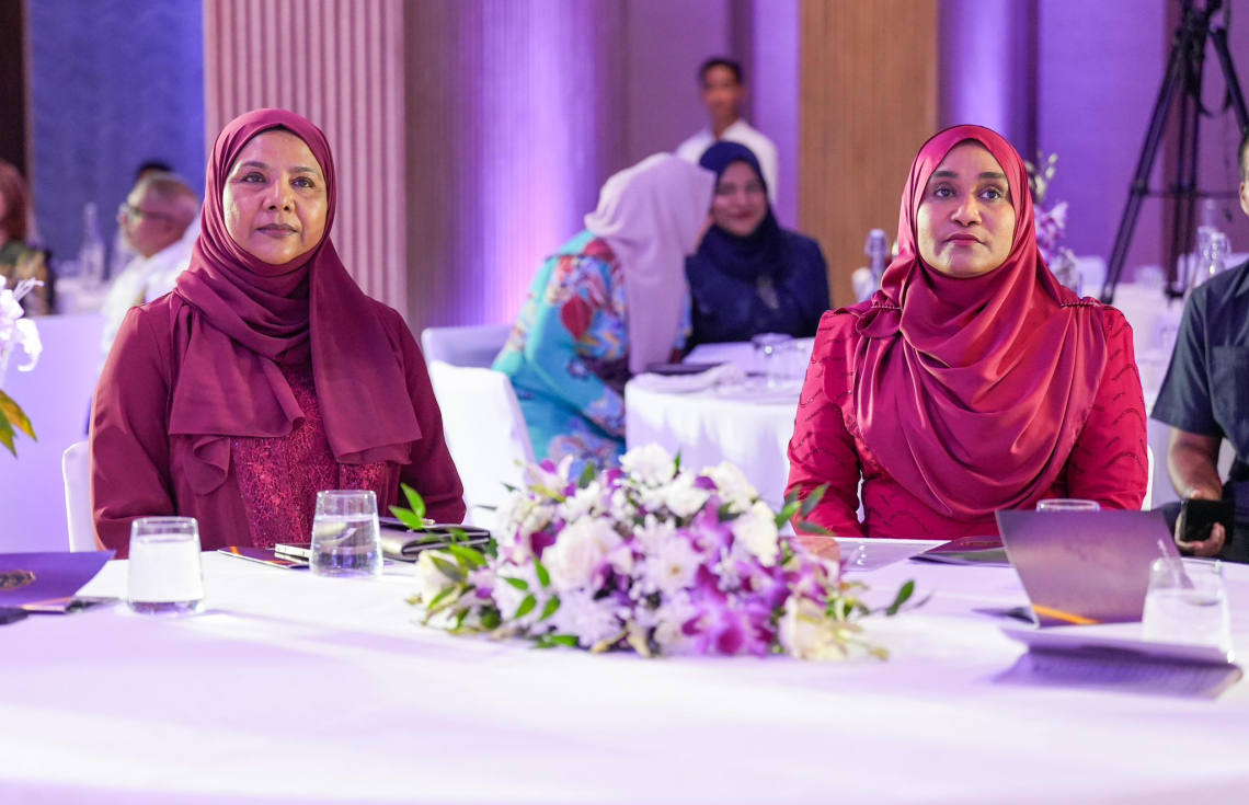 މިދިޔަ އަހަރާއި މި އަހަރުގެ ރެހެންދި އެވޯޑު ދިނުމަށް މިރޭ ބޭއްވި ރަސްމިއްޔާތުގެ ޝަރަފުވެރި މެހުމާން ފަސްޓް ލޭޑީ ސާޖިދާ (ކ) އަދި ސޯޝަލް އެންޑް ފެމިލީ ޑިވެލޮޕްމަންޓް މިނިސްޓަރު ޑރ. އައިޝަތު ޝިހާމް ބައިވެރިވެވަޑައިގަންނަވަނީ.