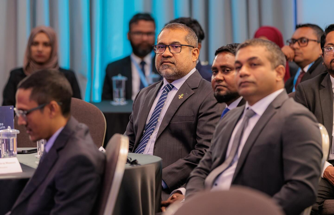 އިންސްޓްޓިއުޓް އޮފް ޗާޓާޑް އެކައުންޓެންޓްސް އޮފް މޯލްޑިވްސް އާއި މޯލްޑިވްސް އިންލެންޑް ރެވެނިއު އޮތޯރިޓީ (މީރާ) ގުޅިގެން ބޭއްވި ޓެކްސް ފޯރަމްގެ ޝަރަފުވެރި މެހުމާން ފޮރިން މިނިސްޓަރު ހަލީލާއި ސީއޭ މޯލްޑިވްސްގެ ބައެއް ވެރިން ބައިވެރިވެވަޑައިގަންނަވަނީ.--- ފޮޓޯ: ސީއޭ މޯލްޑިވްސް