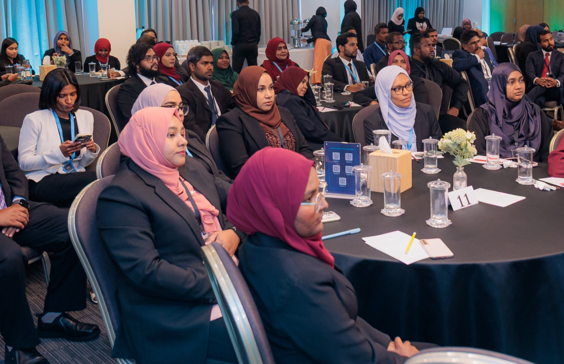 އިންސްޓްޓިއުޓް އޮފް ޗާޓާޑް އެކައުންޓެންޓްސް އޮފް މޯލްޑިވްސް އާއި މޯލްޑިވްސް އިންލެންޑް ރެވެނިއު އޮތޯރިޓީ (މީރާ) ގުޅިގެން ބޭއްވި ޓެކްސް ފޯރަމްގެ އިފުތިތާހީ ޖަލްސާގައި ބައިވެރިވި ބައެއް މީހުން.--- ފޮޓޯ: ސީއޭ މޯލްޑިވްސް