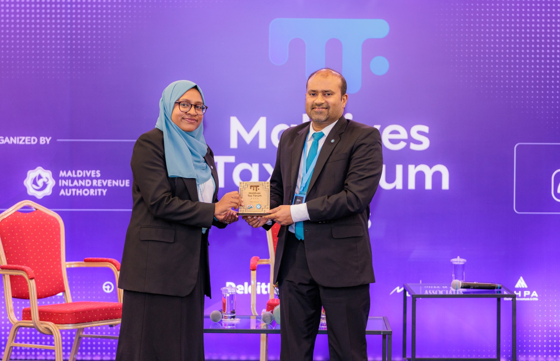 އިންސްޓްޓިއުޓް އޮފް ޗާޓާޑް އެކައުންޓެންޓްސް އޮފް މޯލްޑިވްސް އާއި މޯލްޑިވްސް އިންލެންޑް ރެވެނިއު އޮތޯރިޓީ (މީރާ) ގުޅިގެން ބޭއްވި ޓެކްސް ފޯރަމްގެ ތެރެއިން.--- ފޮޓޯ: ސީއޭ މޯލްޑިވްސް