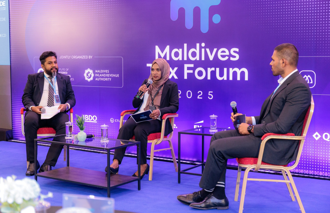 އިންސްޓްޓިއުޓް އޮފް ޗާޓާޑް އެކައުންޓެންޓްސް އޮފް މޯލްޑިވްސް އާއި މޯލްޑިވްސް އިންލެންޑް ރެވެނިއު އޮތޯރިޓީ (މީރާ) ގުޅިގެން ބޭއްވި ޓެކްސް ފޯރަމްގެ ސެޝަނެއް ކުރިއަށް ގެންދަނީ.--- ފޮޓޯ: ސީއޭ މޯލްޑިވްސް