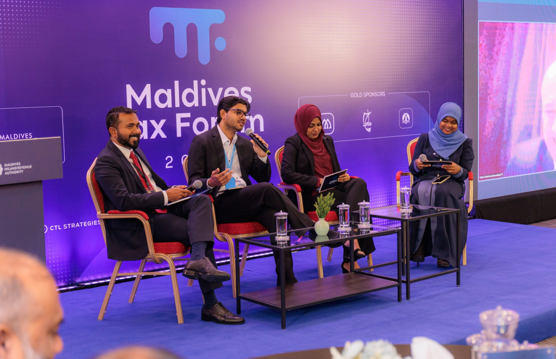 އިންސްޓްޓިއުޓް އޮފް ޗާޓާޑް އެކައުންޓެންޓްސް އޮފް މޯލްޑިވްސް އާއި މޯލްޑިވްސް އިންލެންޑް ރެވެނިއު އޮތޯރިޓީ (މީރާ) ގުޅިގެން ބޭއްވި ޓެކްސް ފޯރަމްގެ ސެޝަނެއް ކުރިއަށް ގެންދަނީ.--- ފޮޓޯ: ސީއޭ މޯލްޑިވްސް