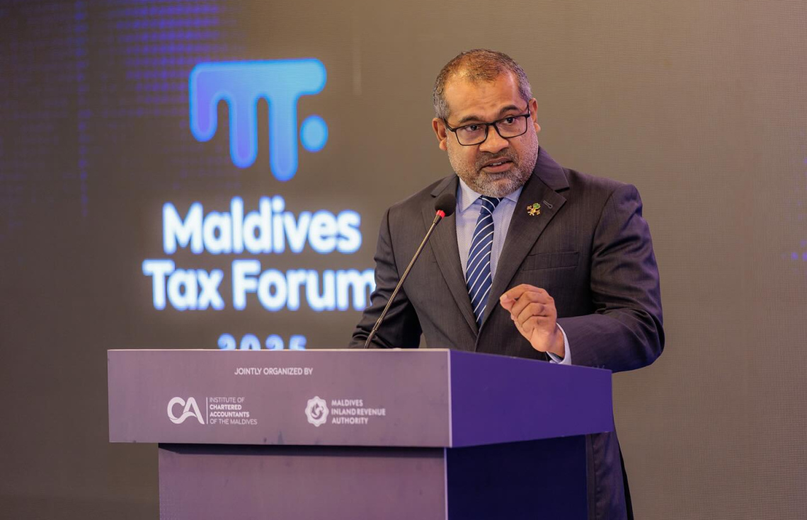 އިންސްޓްޓިއުޓް އޮފް ޗާޓާޑް އެކައުންޓެންޓްސް އޮފް މޯލްޑިވްސް އާއި މޯލްޑިވްސް އިންލެންޑް ރެވެނިއު އޮތޯރިޓީ (މީރާ) ގުޅިގެން ބޭއްވި ޓެކްސް ފޯރަމްގެ ޝަރަފުވެރި މެހުމާން ފޮރިން މިނިސްޓަރު ހަލީލް ވާހަކަ ދައްކަވަނީ.--- ފޮޓޯ: ސީއޭ މޯލްޑިވްސް