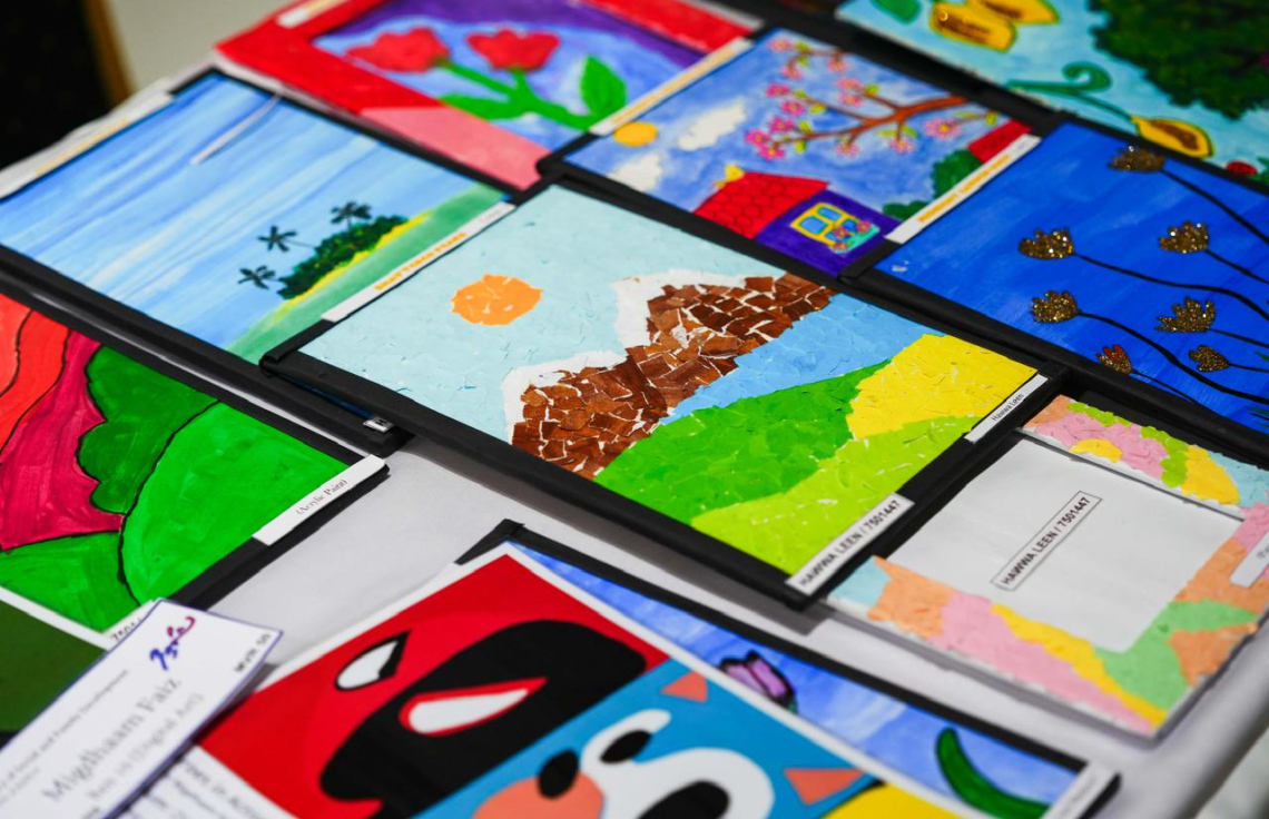 އެގްޒިބިޝަނުގައި ހިމަނާފައިވާ ކުރެހުންތަކެއް.