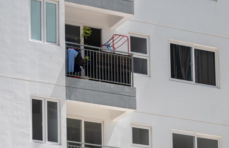 ފަހި ފްލެޓުތަކުގައި ބަޔަކު ދިރިއުޅެނީ: ފަހި ފްލެޓުގެ ކުއްޔާއި ޑިޕޮސިޓަށް ގެނައި ބަދަލުތައް ވަނީ އާންމުކޮށްފައި..-- ފޮޓޯ: ނިޝާން އަލީ | މިހާރު